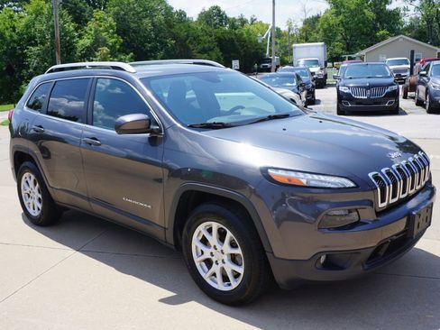 Used 2017 Jeep Cherokee Latitude w/ Cold Weather Group image 2