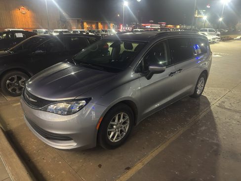 Used 2020 Chrysler Voyager Lxi image 2