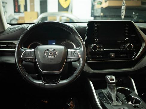 Used 2021 Toyota Highlander LE AWD/4WD image 20