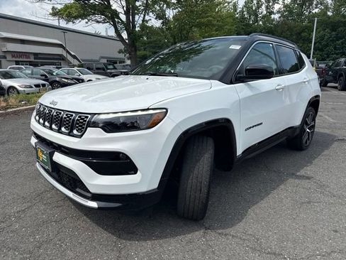 Used 2024 Jeep Compass Limited w/ Elite Group AWD/4WD image 3