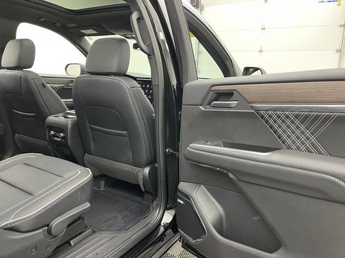 Used 2025 GMC Acadia Denali w/ LPO, All-Weather Package AWD/4WD image 38