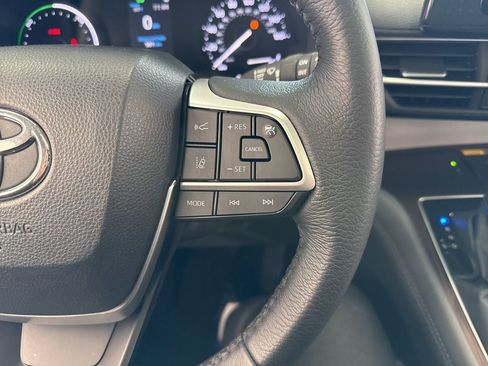 Used 2022 Toyota Sienna XLE w/ XLE Plus Package FWD image 22