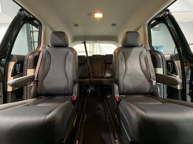 Used 2024 Kia Carnival EX FWD image 29
