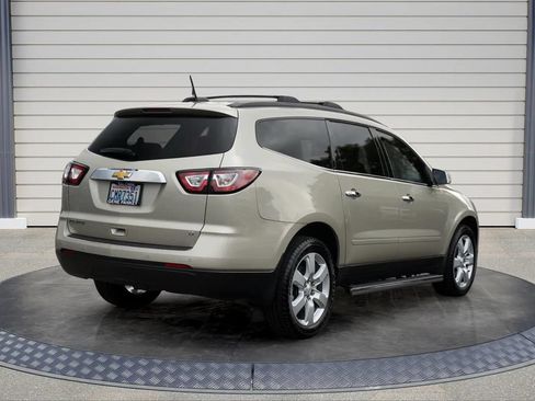 Used 2017 Chevrolet Traverse LT w/ Traveler's Package FWD image 7