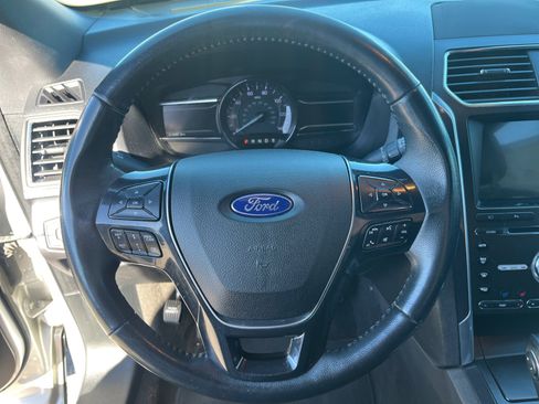 Used 2018 Ford Explorer Limited w/ Ford Safe & Smart Package image 9