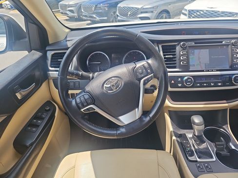Used 2018 Toyota Highlander XLE FWD image 17