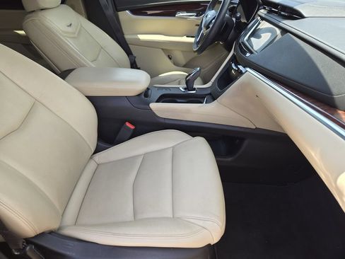 Used 2017 Cadillac XT5 Luxury w/ Driver Awareness Package FWD image 9