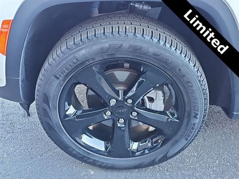 Used 2025 Jeep Grand Cherokee Limited w/ Luxury Tech Group II image 12