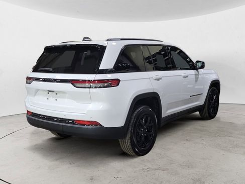 Used 2025 Jeep Grand Cherokee Altitude RWD image 5