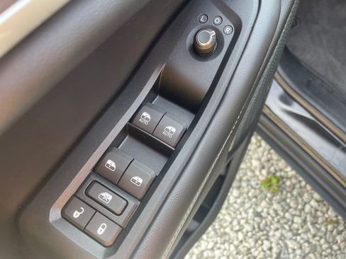 Used 2023 Jeep Grand Cherokee Limited w/ Black Appearance Package AWD/4WD image 26