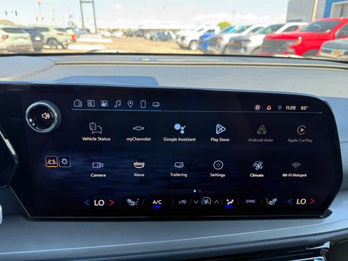 Used 2025 Chevrolet Traverse LT image 19