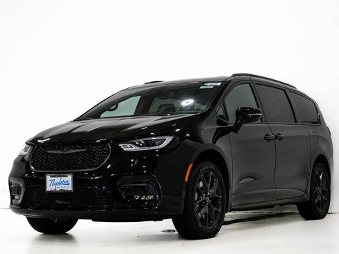 New 2026 Chrysler Pacifica Limited w/ S Appearance Package image 3