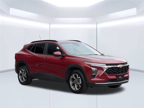 Used 2025 Chevrolet Trax LT w/ LT Convenience Package FWD image 8