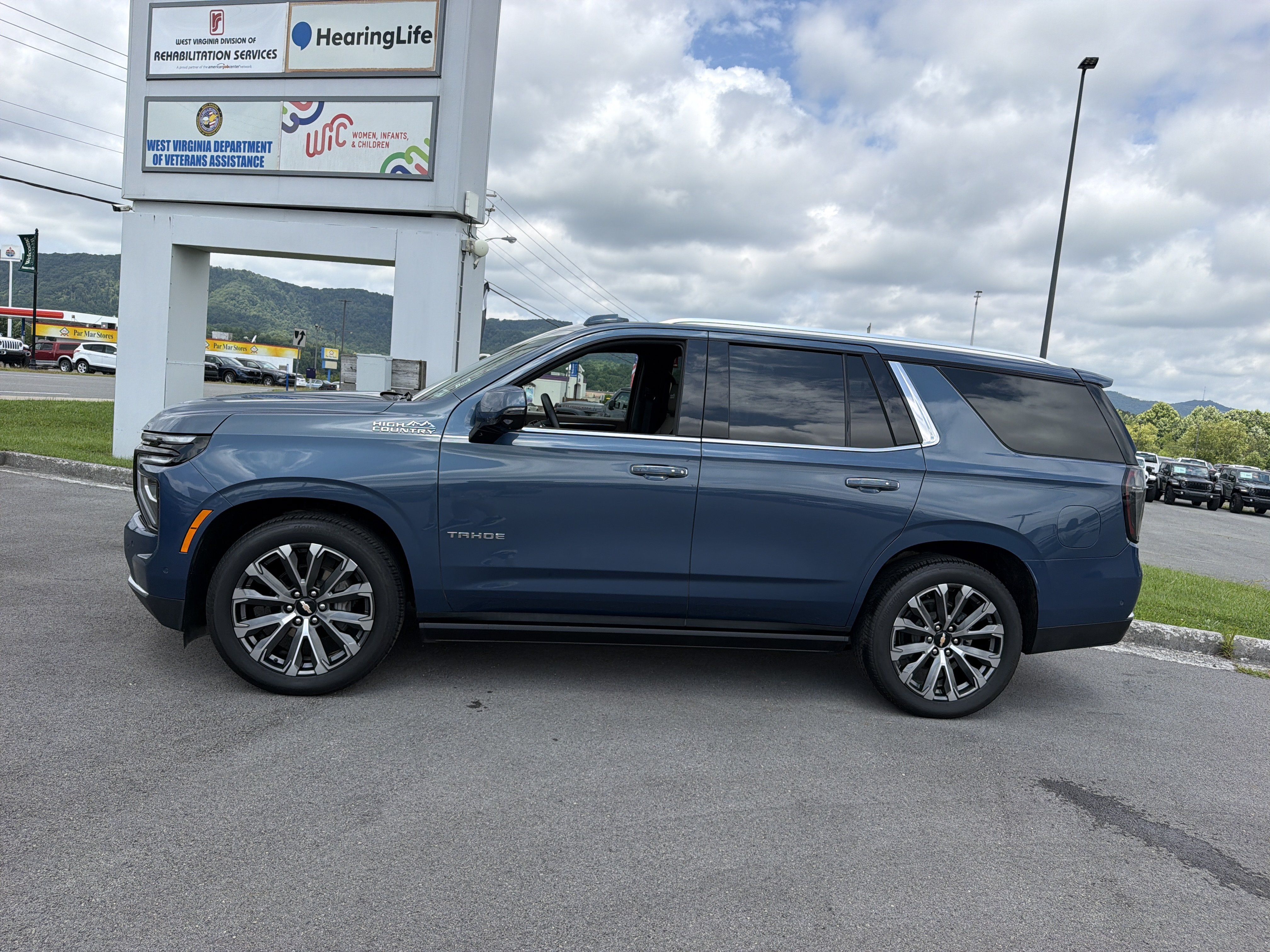 Used 2026 Chevrolet Tahoe High Country AWD/4WD image 10