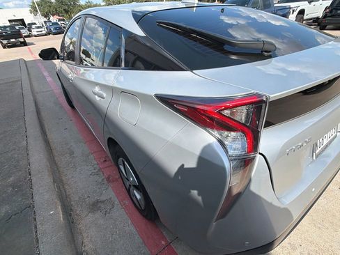 Used 2017 Toyota Prius Four FWD image 6