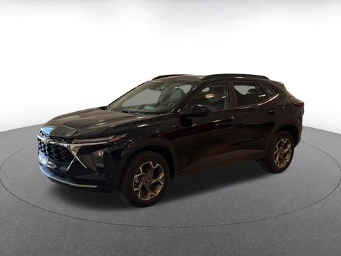 Used 2025 Chevrolet Trax LT w/ LT Convenience Package image 8