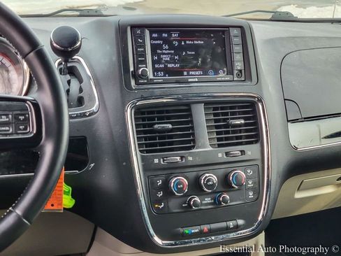 Used 2019 Dodge Grand Caravan SXT image 13