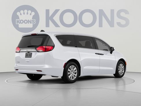 Used 2022 Chrysler Voyager LX FWD image 4