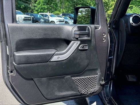 Used 2018 Jeep Wrangler Unlimited Sahara AWD/4WD image 9