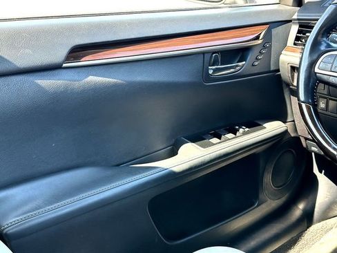 Used 2016 Lexus ES 350 w/ Luxury Package w/Wood Trim image 27