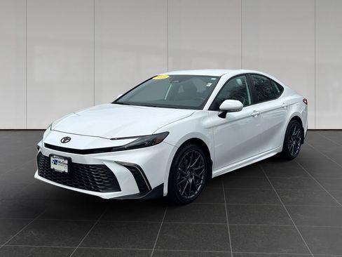 Used 2025 Toyota Camry SE AWD/4WD image 1