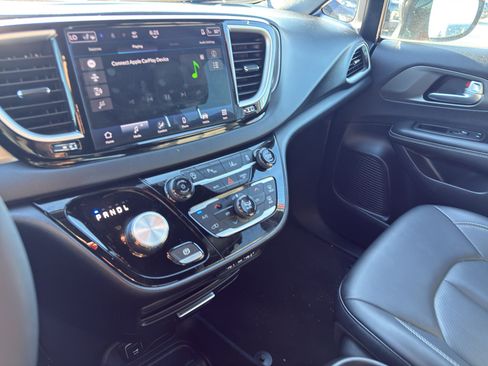Used 2025 Chrysler Pacifica Select image 20