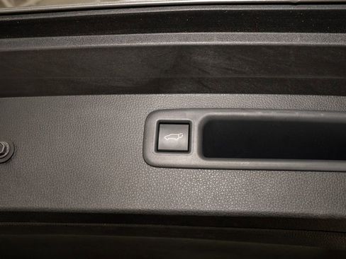 Used 2025 Toyota Highlander XLE image 6