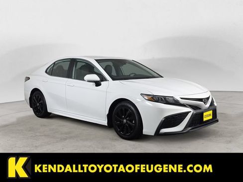 Used 2022 Toyota Camry SE FWD image 3