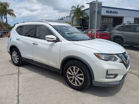Used 2017 Nissan Rogue SV w/ SV Premium Package FWD image 2