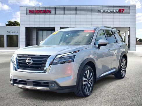 Certified 2022 Nissan Pathfinder Platinum w/ Cargo Package AWD/4WD image 3