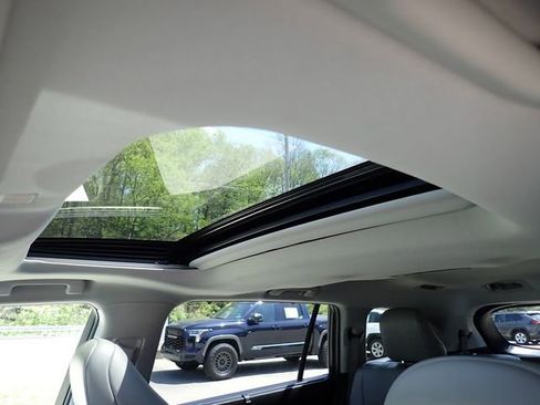 Used 2022 Toyota Highlander XLE AWD/4WD image 24
