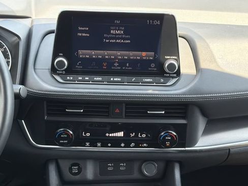 Used 2025 Nissan Rogue SV FWD image 14