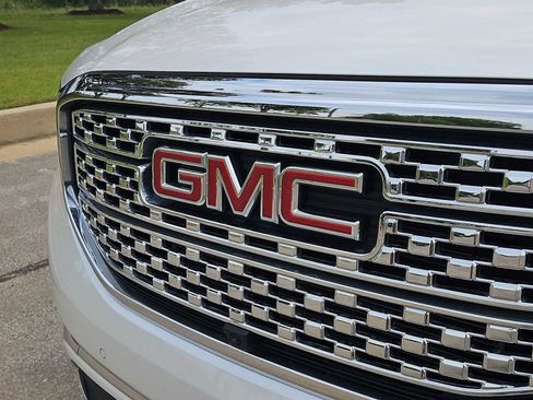 Used 2017 GMC Acadia Denali w/ Technology Package FWD image 12