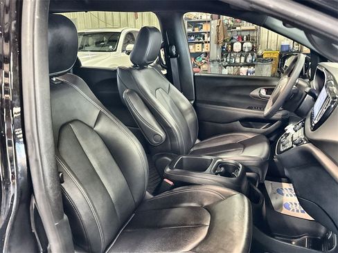 Used 2025 Chrysler Voyager LX image 30