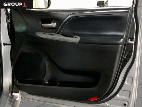 Used 2017 Toyota Sienna SE FWD image 23