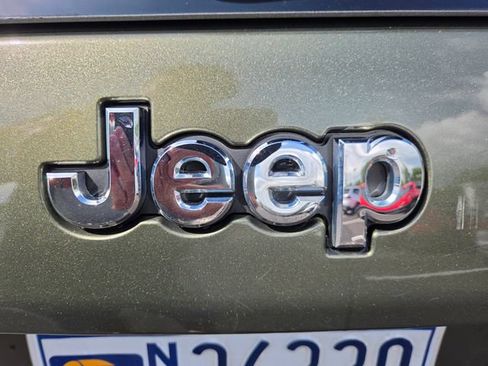 Used 2020 Jeep Cherokee Latitude w/ Advanced Safety Group AWD/4WD image 24