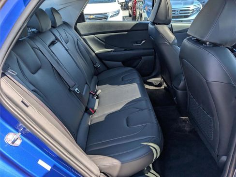 Used 2025 Hyundai Elantra Limited image 12