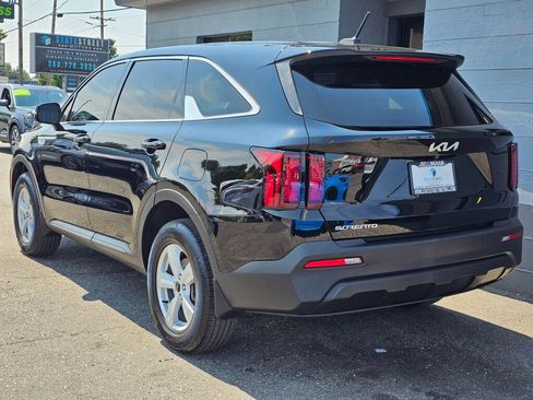Used 2023 Kia Sorento LX AWD/4WD image 3