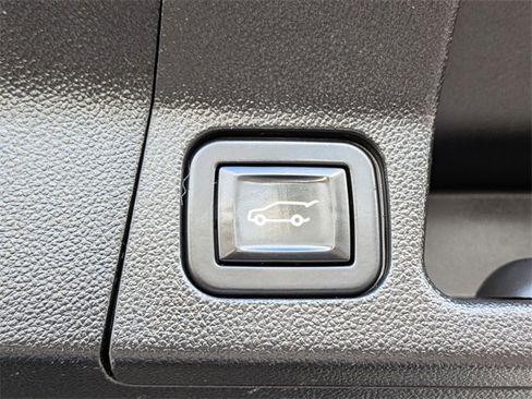 Used 2022 GMC Acadia Denali w/ Denali Technology Package image 12