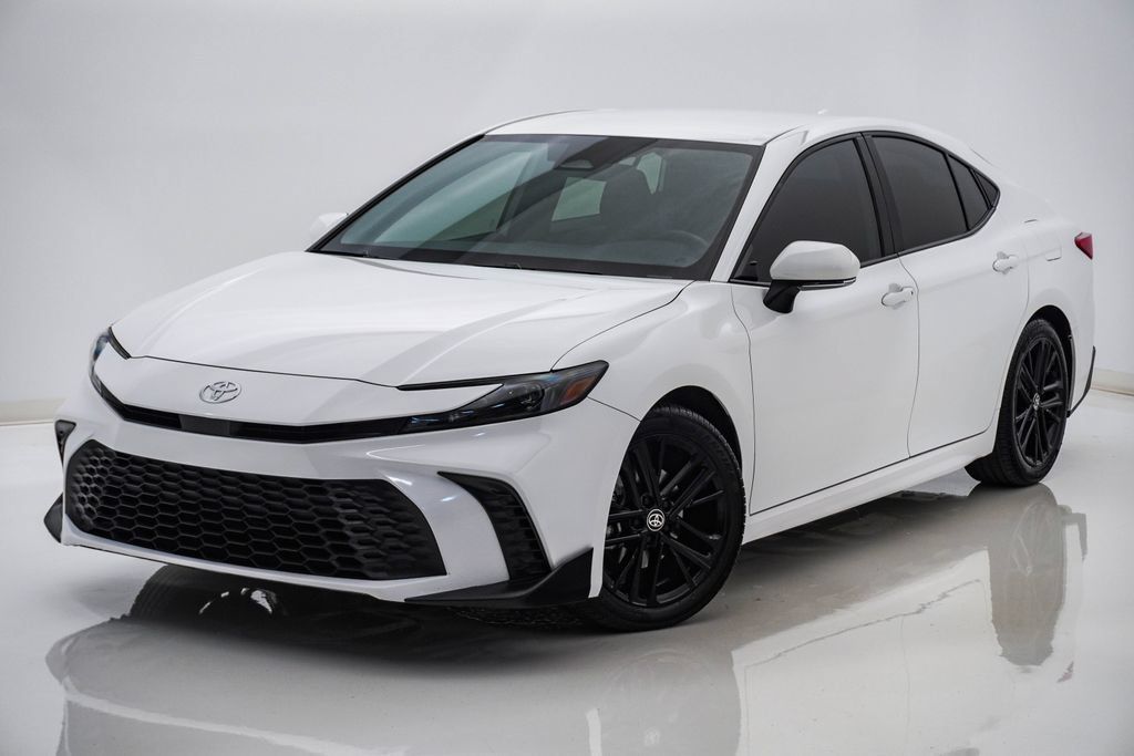 Used 2025 Toyota Camry SE FWD image 3