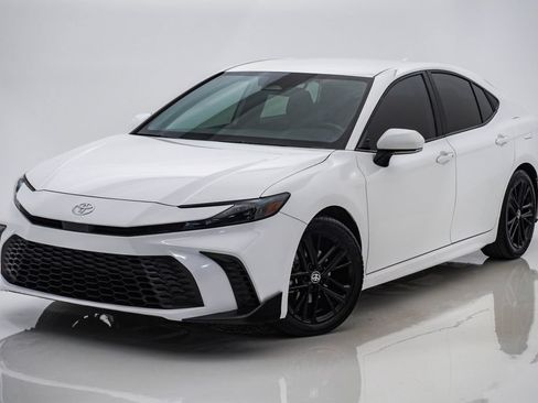Used 2025 Toyota Camry SE FWD image 3
