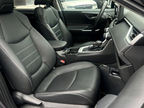 Used 2021 Toyota RAV4 XLE Premium image 7