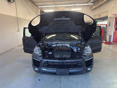 Used 2017 Porsche Macan AWD/4WD image 10
