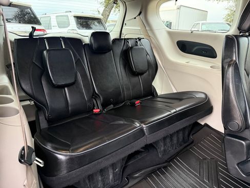 Used 2018 Chrysler Pacifica Limited FWD image 17