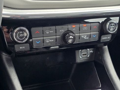 Used 2024 Jeep Compass Limited image 38