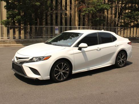 Used 2019 Toyota Camry SE FWD image 11