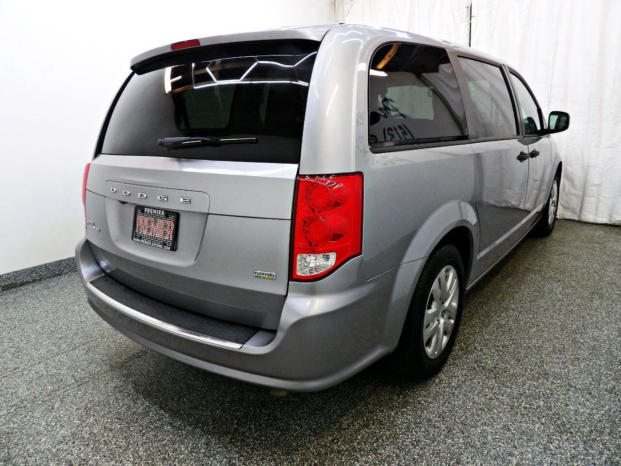 Used 2019 Dodge Grand Caravan SE w/ UConnect Hands-Free Group FWD image 5