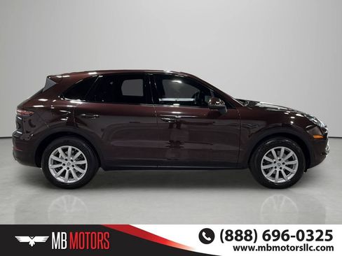 Used 2019 Porsche Cayenne AWD/4WD image 3