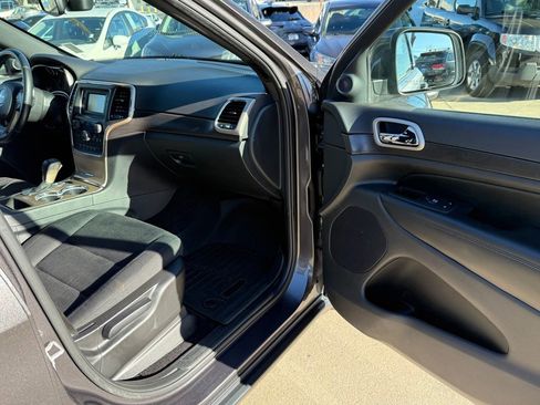 Used 2017 Jeep Grand Cherokee Laredo w/ Quick Order Package 23E image 16