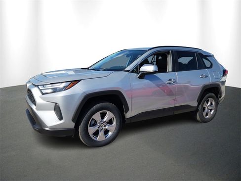 Used 2022 Toyota RAV4 XLE image 2
